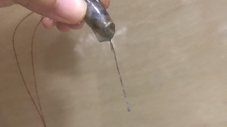 西芹炒虾仁,把虾头拧断,小心点,把虾线一起拉出
