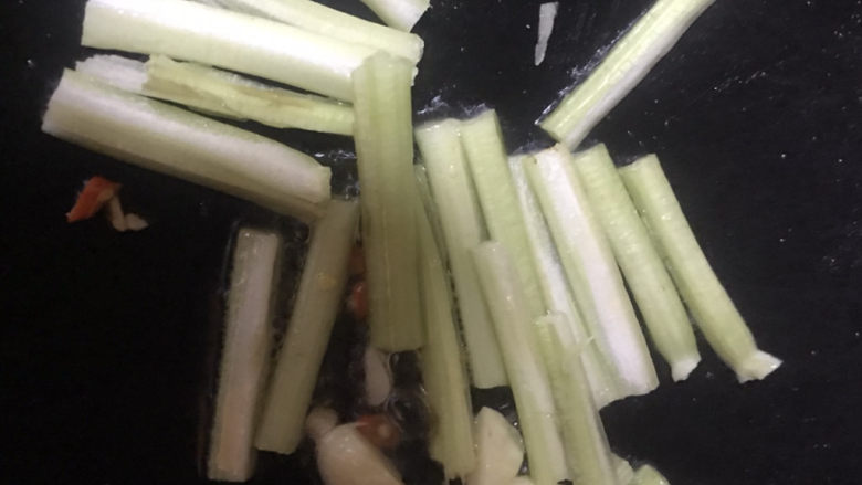 西芹炒虾仁,放入芹菜,翻炒1分钟