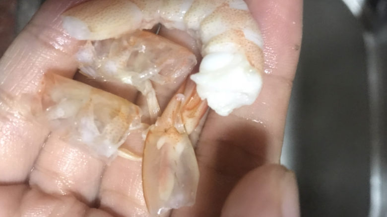 西芹炒虾仁,把虾去皮,备用