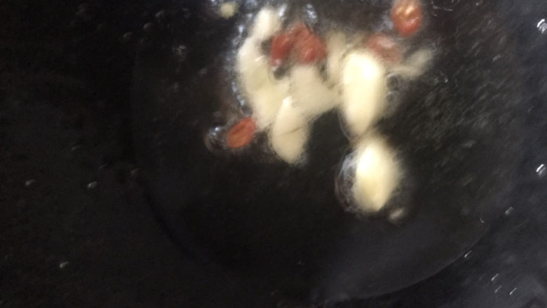 西芹炒虾仁,锅里放油,放入蒜末辣椒炒出香味