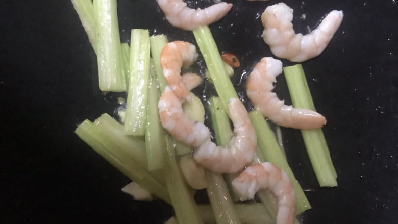 西芹炒虾仁,倒入虾仁,翻炒几下