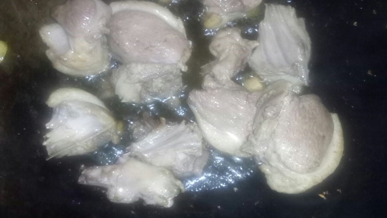 魔芋烧鸭,炒锅倒油,放入鸭块大火爆香,捞出。