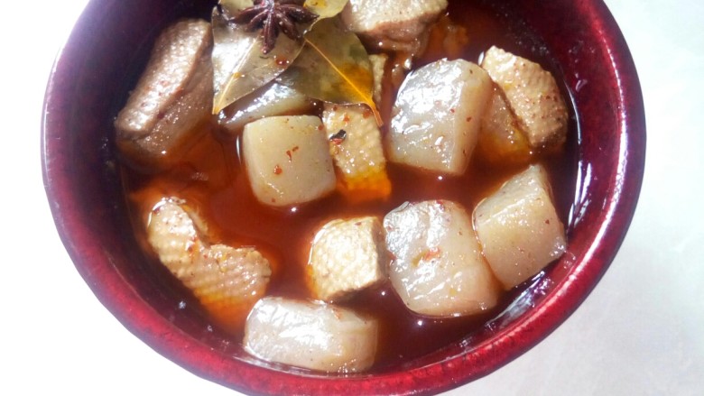 魔芋烧鸭,盛入盅钵中。