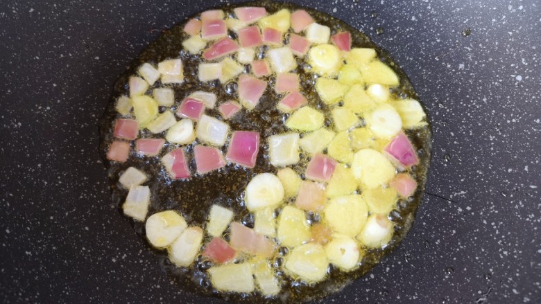 啤酒虾,将锅里炸土豆条的油盛出来一些,留少许食用油继续烧热,下入洋葱、生姜和大蒜炒出香味。