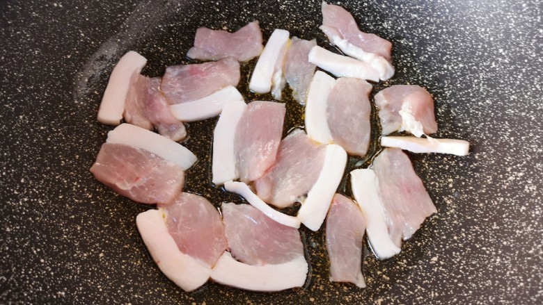 干锅包菜,不粘锅倒入少许食用油,码入肉片。