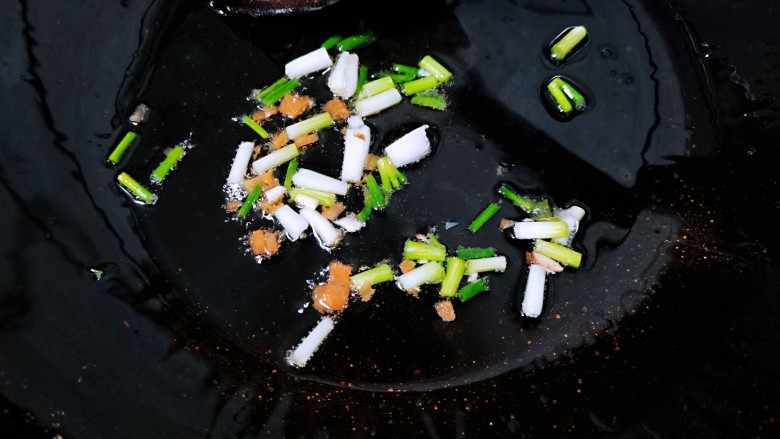 肉末炖豆腐,起锅烧油,下葱白爆香