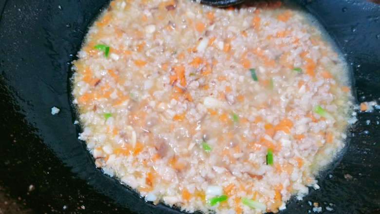 肉末炖豆腐,翻炒均匀后加入生抽,<a style='color:red;display:inline-block;' href='/shicai/ 721'>蚝油</a>,食用盐,适量清水翻拌均匀