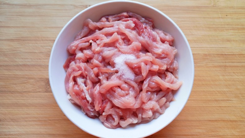 酸菜肉丝面,放入碗里,加入少许盐用手抓捏至肉丝发粘。