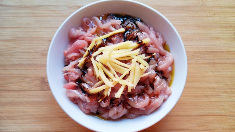 酸菜肉丝面,姜片切成丝,放入碗里,加入<a style='color:red;display:inline-block;' href='/shicai/ 762'>老抽</a>和少许食用油。