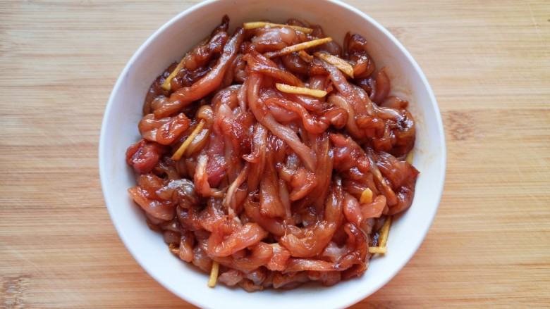 酸菜肉丝面,搅拌均匀,腌制15分钟左右。