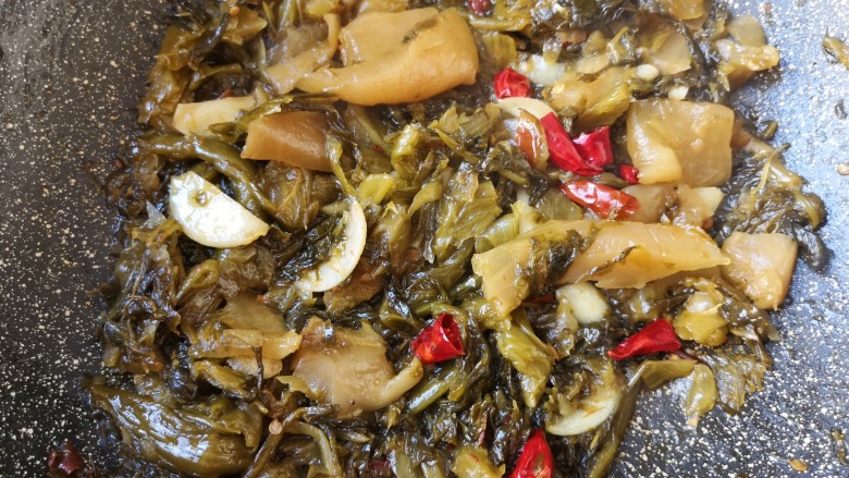 酸菜肉丝面,下入<a style='color:red;display:inline-block;' href='/shicai/ 83815'>酸菜鱼调料</a>里面的酸菜,翻炒至酸菜里面的水分挥发。