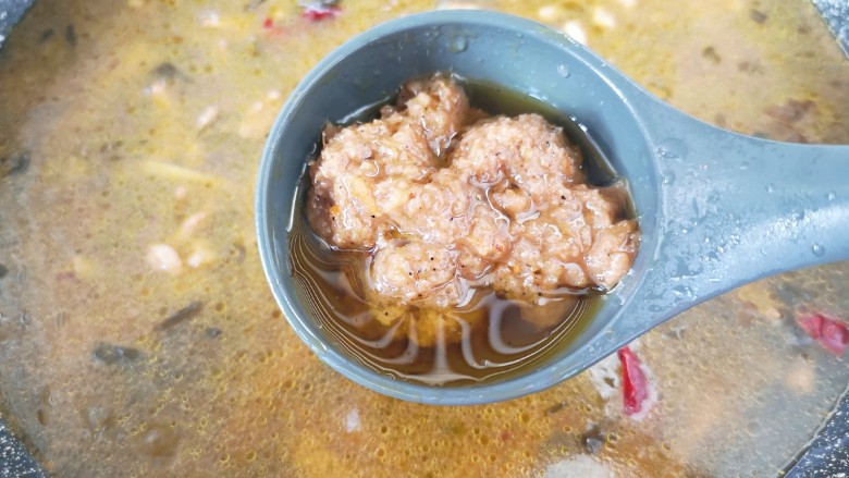 酸菜肉丝面,放酸菜鱼调料里面的调料包调味,再次烧开即可。