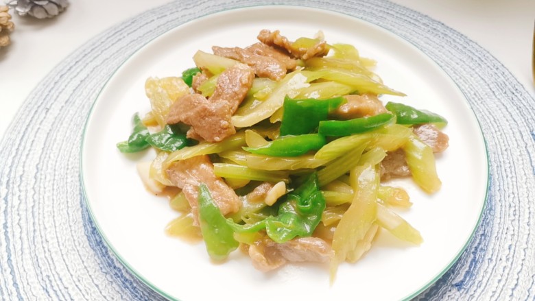 西芹炒牛肉,装盘开吃!