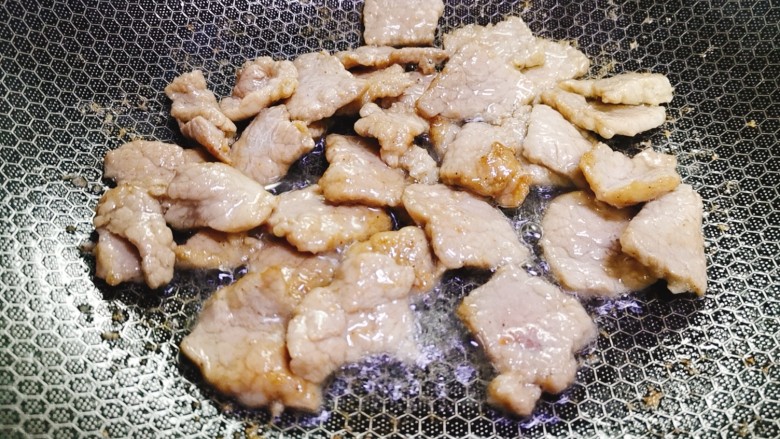 洋葱炒肉片,炒至变色