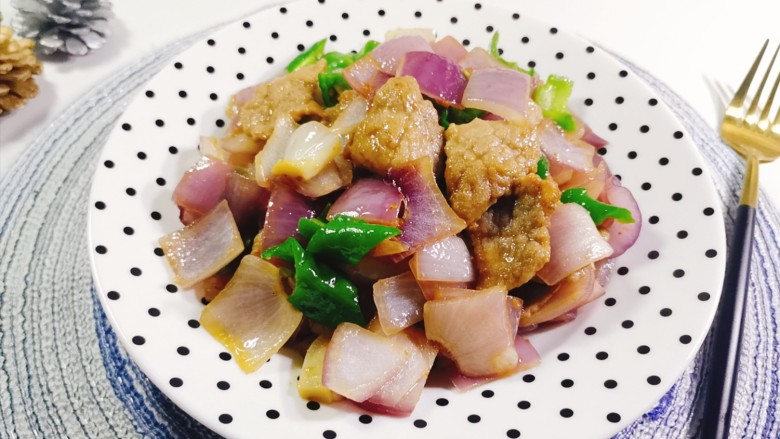 洋葱炒肉片,装盘即可食用!