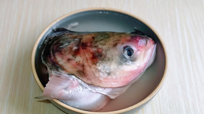 豆腐鱼头汤,胖头鱼特点比较大,所以我用了一半的<a style='color:red;display:inline-block;' href='/shicai/ 336'>鱼头</a>。