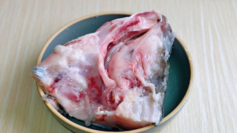 豆腐鱼头汤,要想鱼没有腥味,一定要处理干净,里面的一层黑膜一定要撕掉,放冷水里面将血水泡出,这样熬出来的汤不腥。