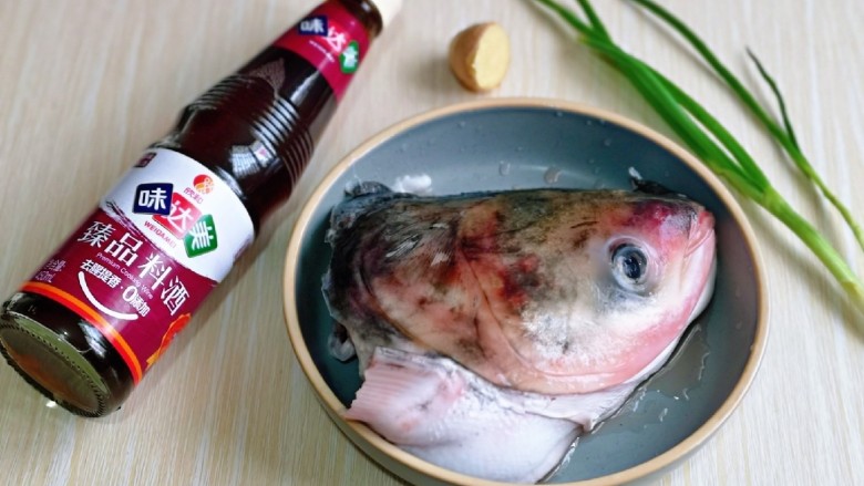 豆腐鱼头汤,准备好其它食材,如果喜欢还可以加入嫩豆腐或者<a style='color:red;display:inline-block;' href='/shicai/ 474'>内酯豆腐</a>。