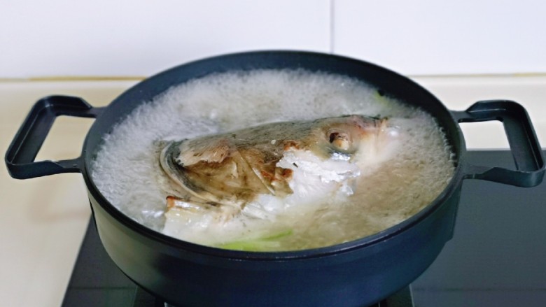 豆腐鱼头汤,大火烧开,专业中火炖煮。(熬鱼汤不要用小火呦~烧开后转中火熬)