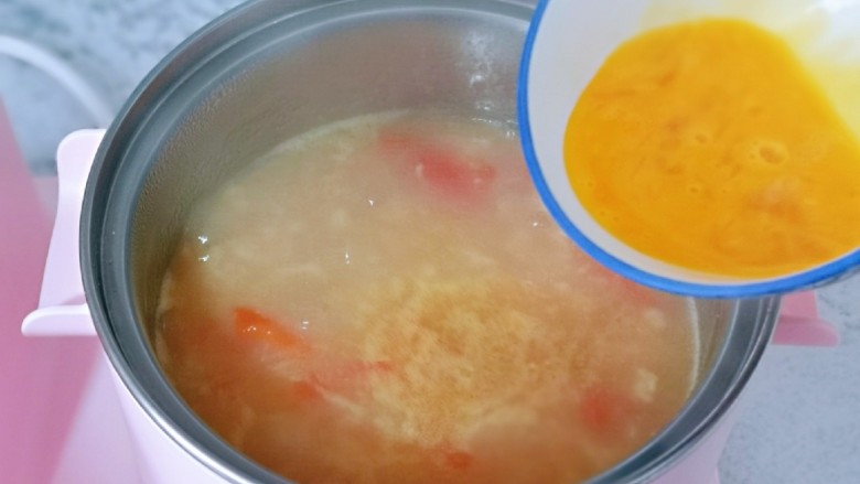 西红柿面疙瘩,面疙瘩煮熟后,淋上蛋液,煮1分钟。