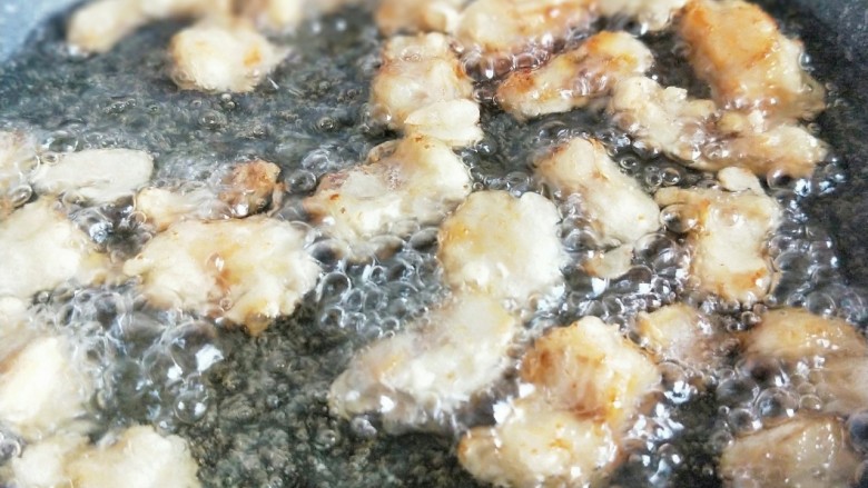 炸鱼块,炸至金黄即可捞出,盘子里放一张油纸,将炸好的鳕鱼块放在油纸上。
