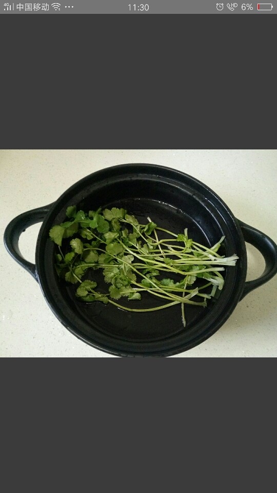 红烧鱼,香菜铺在盘子上,盛出鱼装盘