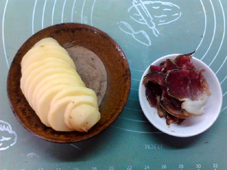 腊肉土豆片,土豆去皮洗净切成3mm的厚片,腊肉也洗净切片。
