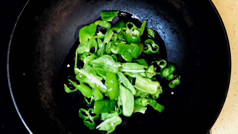 生炒鸡,投入辣椒,炒出辣味