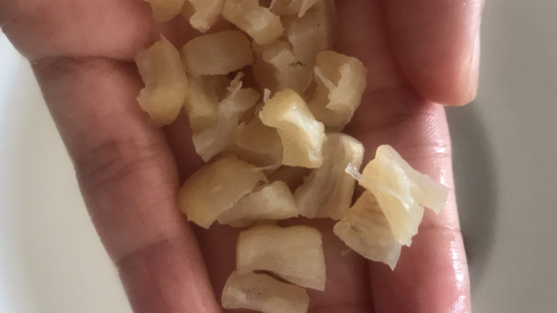 干贝海鲜粥,把泡好的干贝撕成小块,放入电饭煲里
