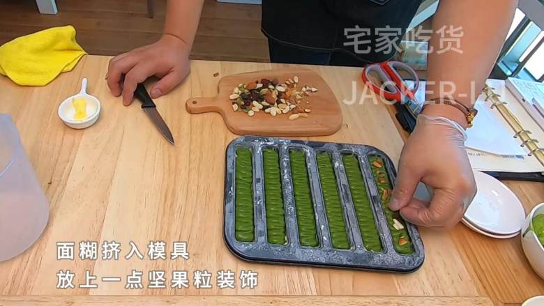 抹茶雪茄费南雪,里面口感绵密松软,外层脆脆的,浓郁香味。,放上一点坚果粒装饰。