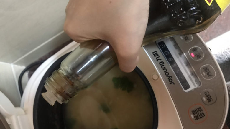干贝海鲜粥,放几滴生抽调一下味,再焖1分钟