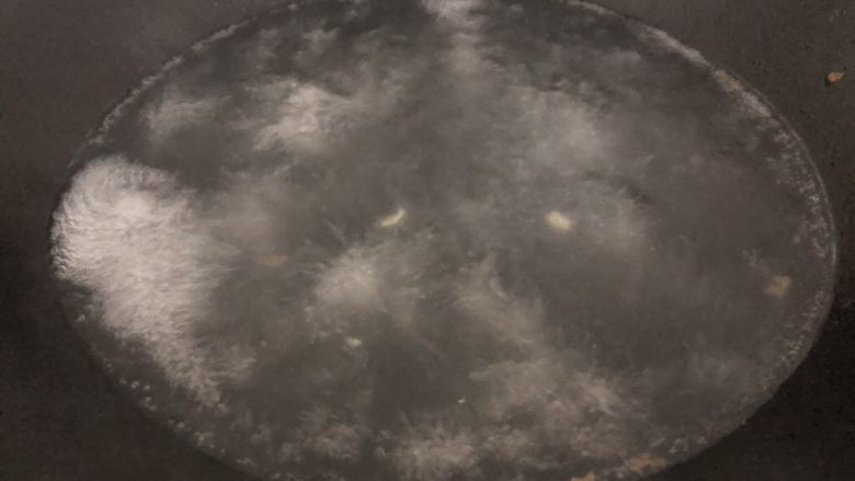西红柿鸡蛋拌面,不洗锅,锅里加水煮开