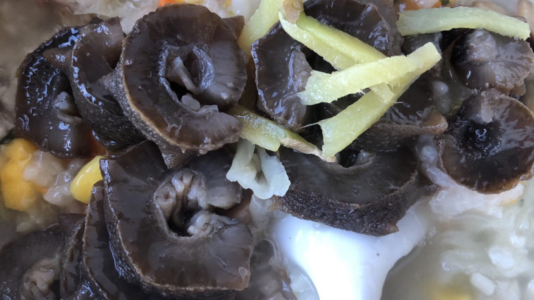 蔬菜海参粥,差不多米粒开花后,加入海参片,搅拌均匀继续再小火慢煮,差不多10分钟左右即可。
