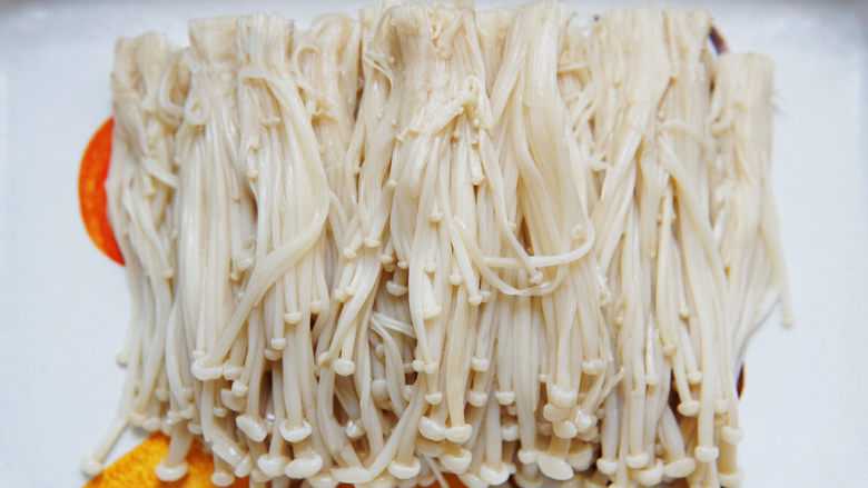 蚝油金针菇,将控干水的金针菇撕成便于食用的大小,摆盘