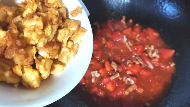 西红柿鸡蛋拌面,倒入鸡蛋炒匀,加入少许开水烧两分钟,加点鸡精提鲜