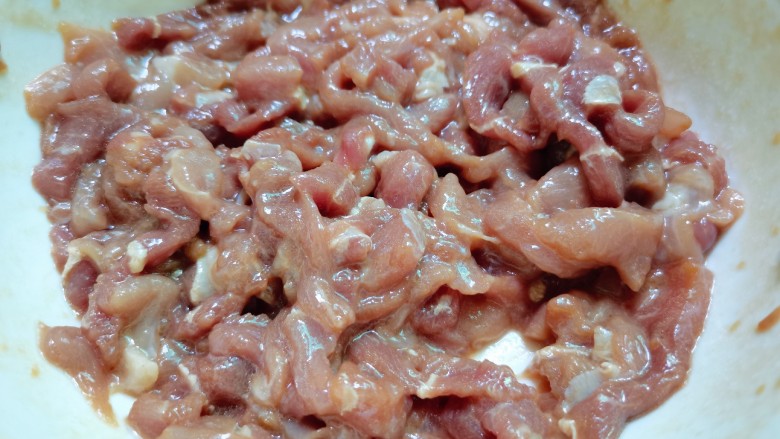 白菜炒肉片,搅拌均匀,腌制一会儿