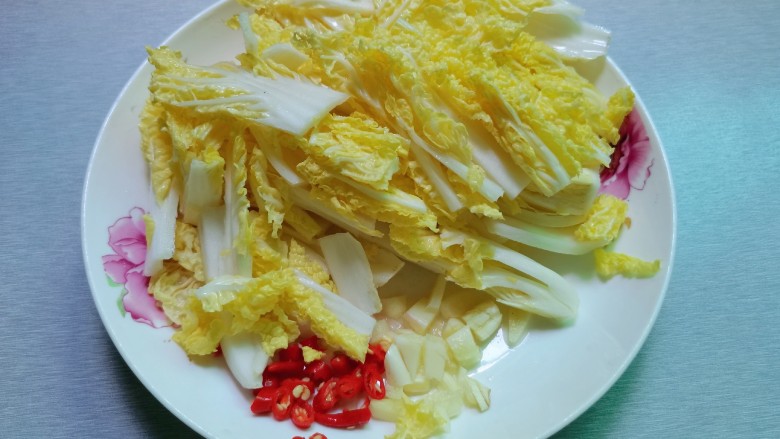 白菜炒肉片,用刀切成片状,蒜头,小米辣切好备用