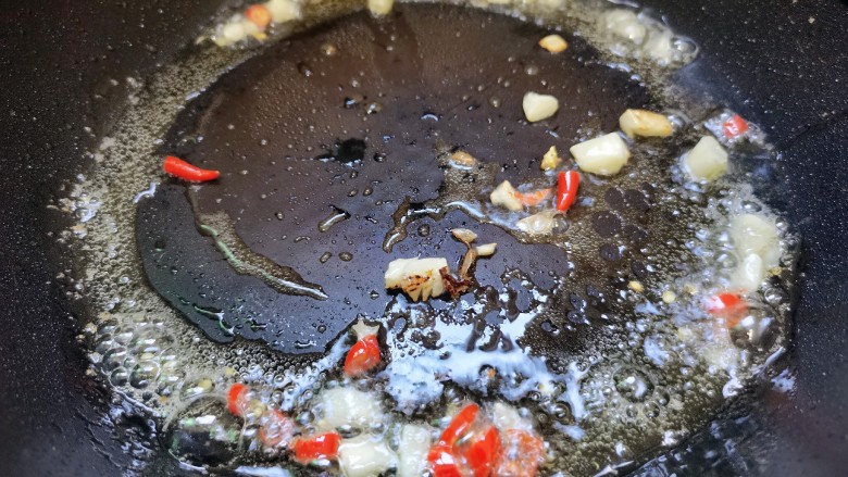 白菜炒肉片,油锅加热，蒜末，辣椒煸香