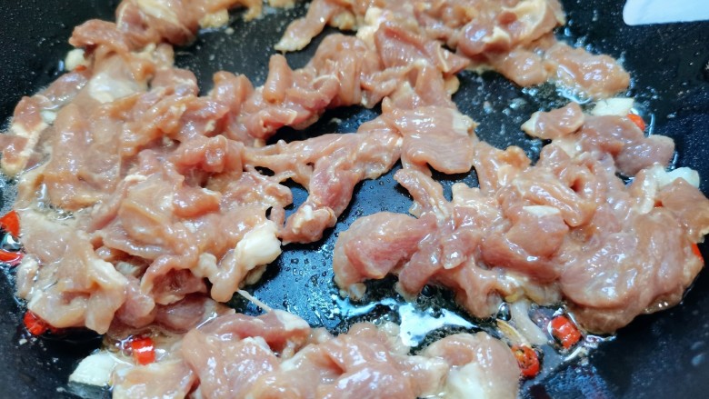 白菜炒肉片,配料煸香后,肉片下锅翻炒