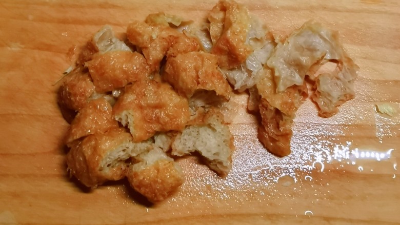 白菜炒肉片,面筋放入开水中汆烫捞出,切块。