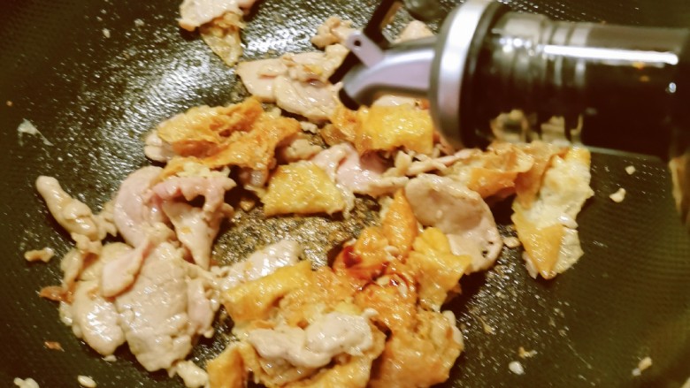 白菜炒肉片,肉片炒至变色,加入酱油。