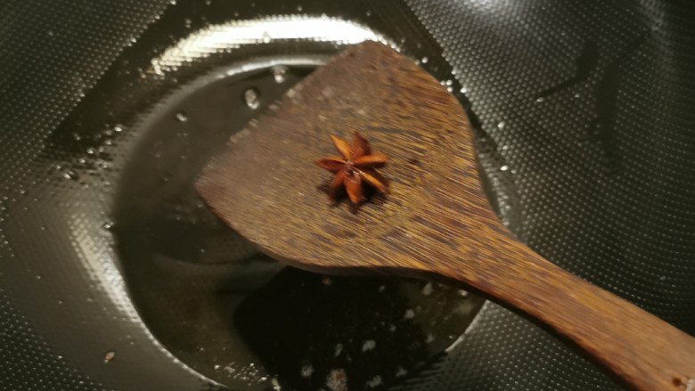 白菜炒肉片,起油锅放入2汤匙食用油,炸香<a style='color:red;display:inline-block;' href='/shicai/ 695'>八角</a>。