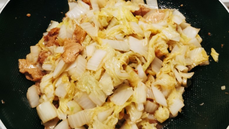 白菜炒肉片,倒入炒过的白菜,继续翻炒至达到自己满意的口感。