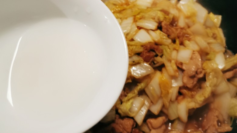 白菜炒肉片,倒入水淀粉勾芡,增稠,汤汁浓稠后关火。