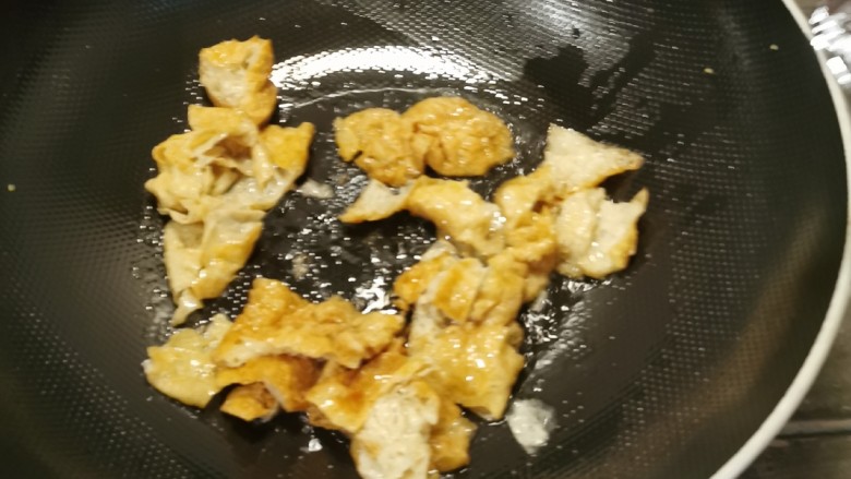 白菜炒肉片,再起油锅,放入食用油,放入面筋翻炒1分钟。