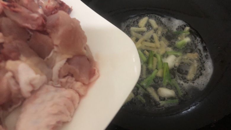 生炒鸡,下鸡肉翻炒一下