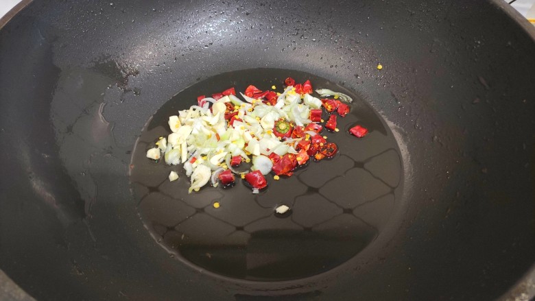 蚝油金针菇,锅中加入食用油,油热,加入葱花、蒜末、<a style='color:red;display:inline-block;' href='/shicai/ 86474'>干辣椒</a>,炒出香味