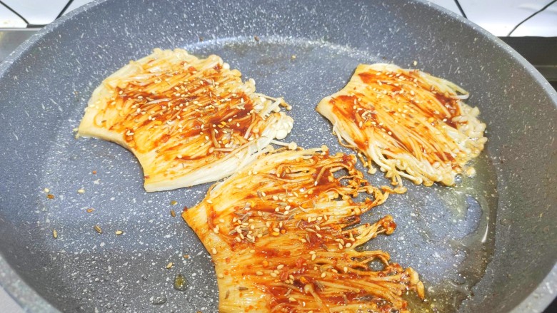 孜然金针菇,两面刷酱,撒辣椒面,孜然,芝麻混合体