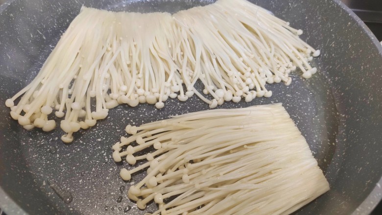 孜然金针菇,锅中加入少许食用油,加入金针菇