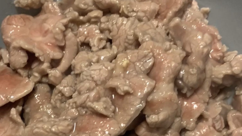 小炒黄牛肉,飞过水的牛肉片,呈现出半生熟的状态就对了,因为裹了一淀粉,肉片不论看上去还是吃起来,口感上都会细嫩许多。